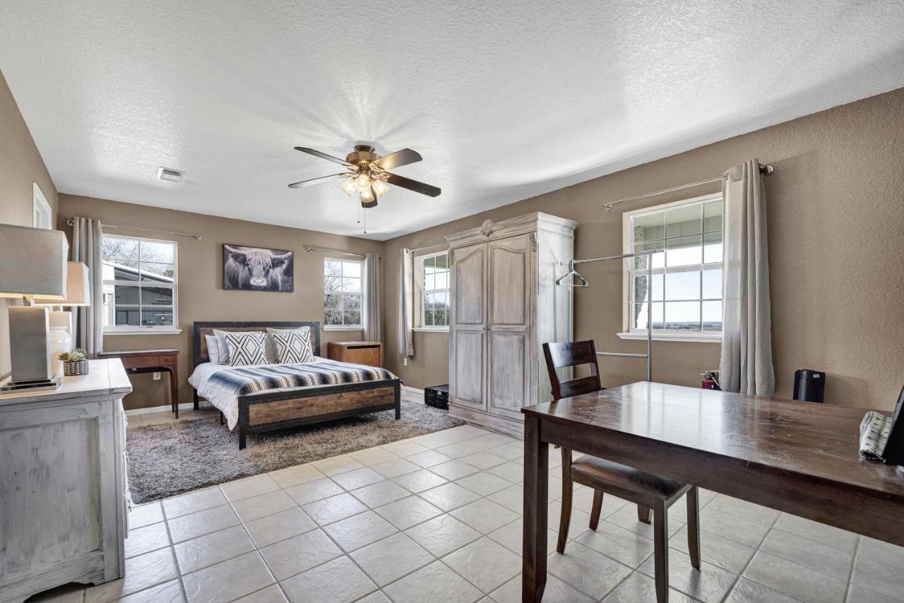 Casa Blanca: Hot-tub, Fire Pit, Hill Country Views - B&B Luckenbach