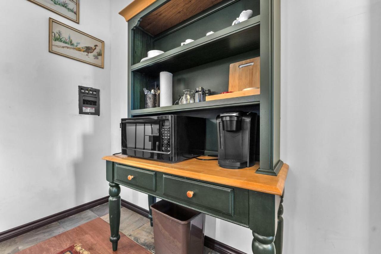 Riesling: Pet-friendly, Hot-Tub, 10-Min to Downtown! - B&B Fredericksburg