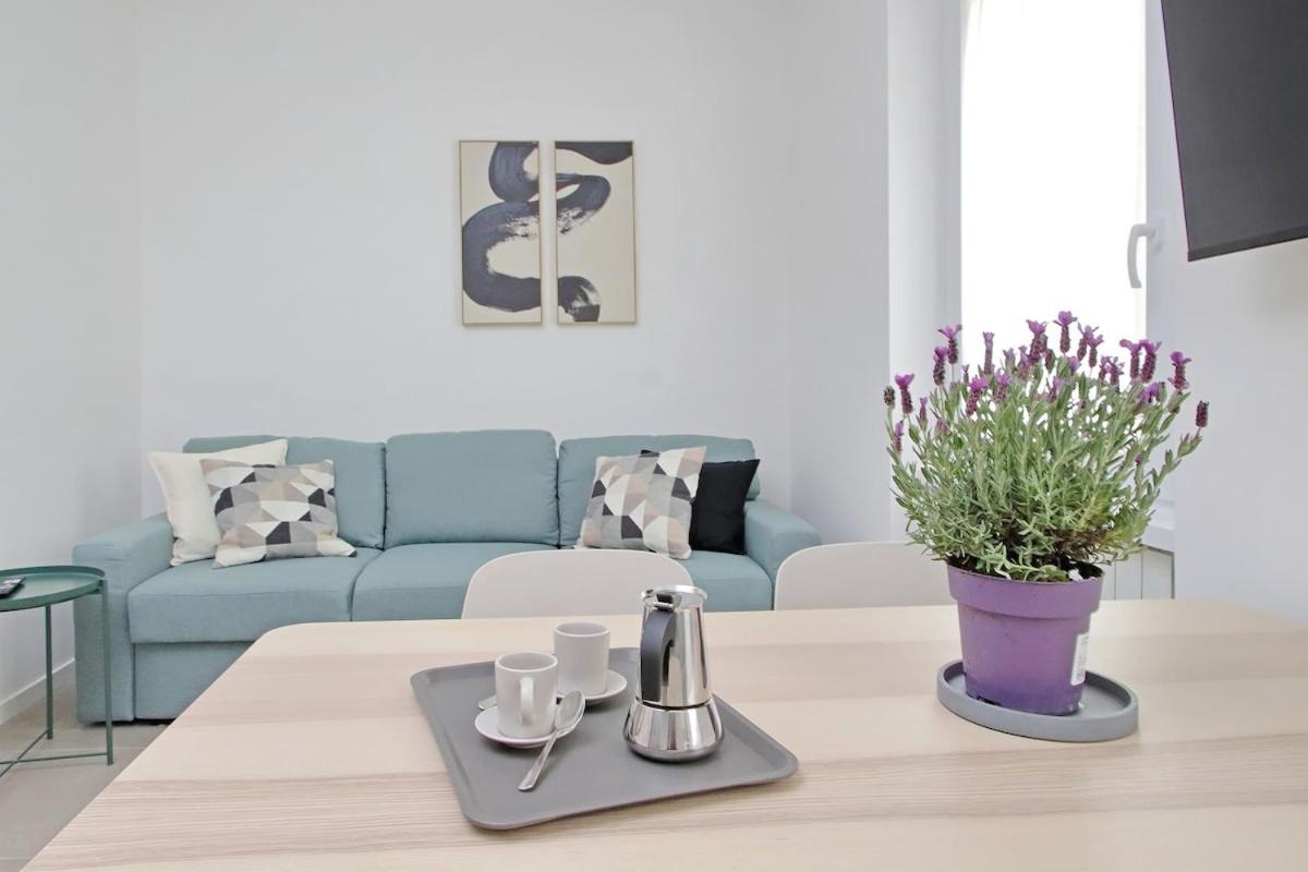 Brand New Modern Apt 2 Stops to Colosseum - B&B Rome