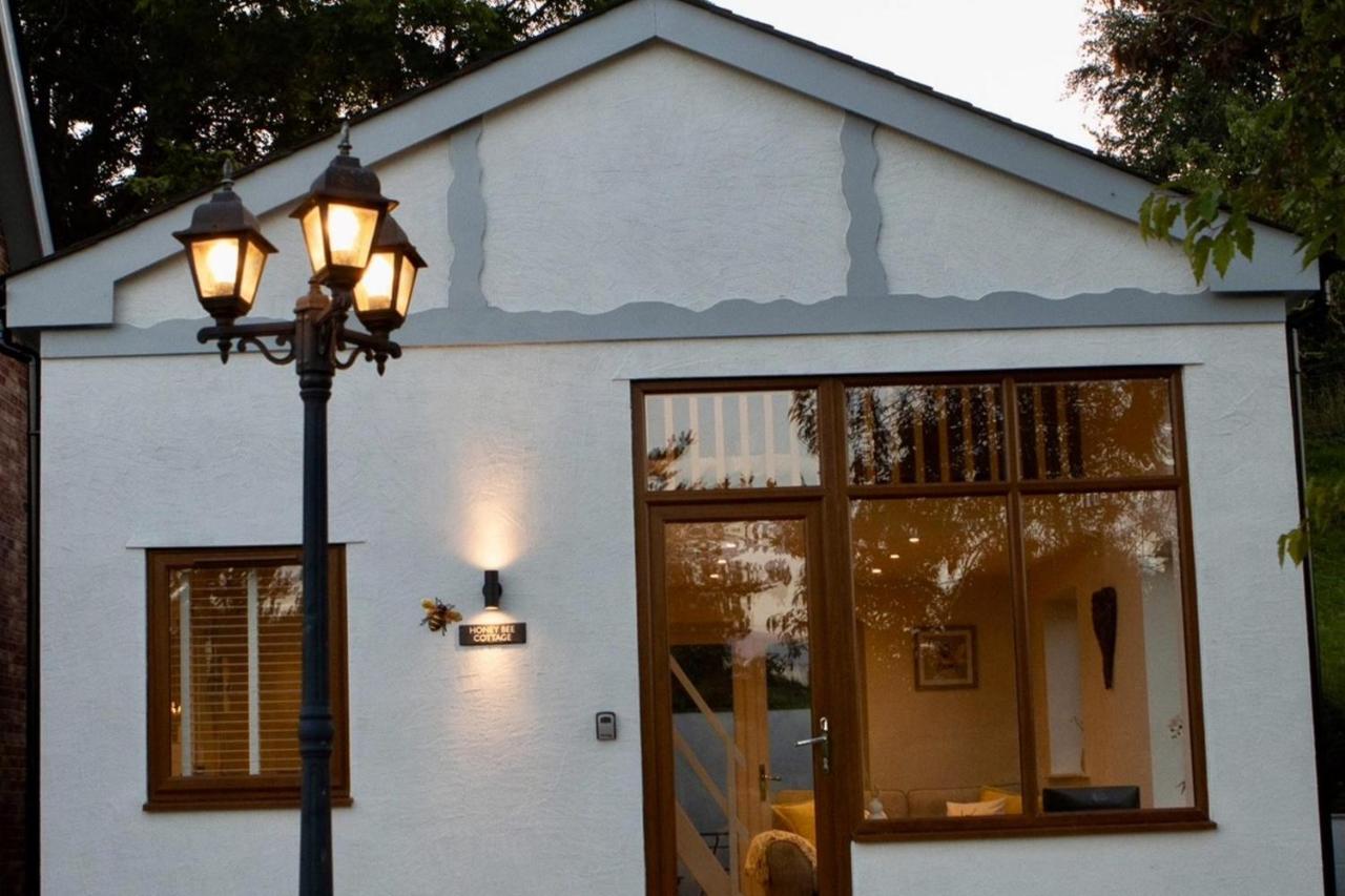 Honey Bee Cottage Tiny House Welshpool - Bed and Breakfast Welshpool