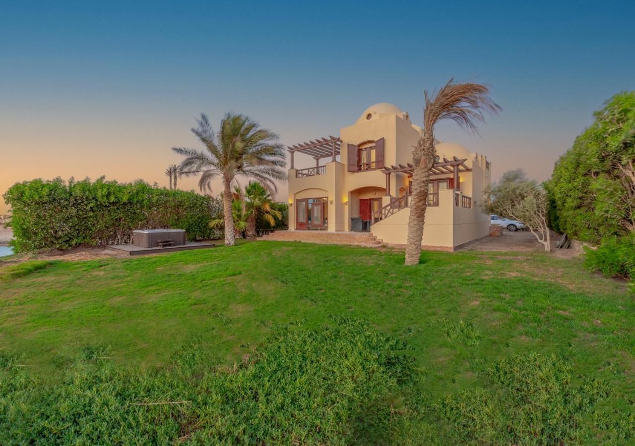 Scenic Views 3-Bedroom Villa in Sabina, El Gouna Private Jacuzzi & Lagoon Access - Ferienwohnung Hurghada