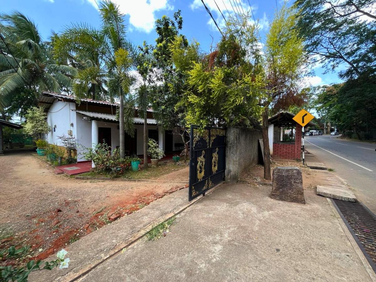 Sigiri Roots Guesthouse - B&B