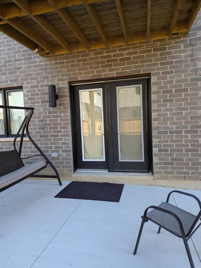 Spacious Luxury walk out Basement - Bed and Breakfast Kitchener