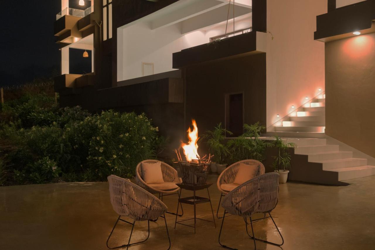 SaffronStays Aurum Villa, Moringa Valley - 4BR hilltop villa with Aravalli views, bonfire & trails near Lake Pichola - Chambres d'hôtes Eklingji