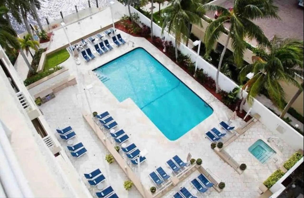 Modern Condo by the Beach, Water Taxi Stop, Prime Location! - B&B Fort Lauderdale