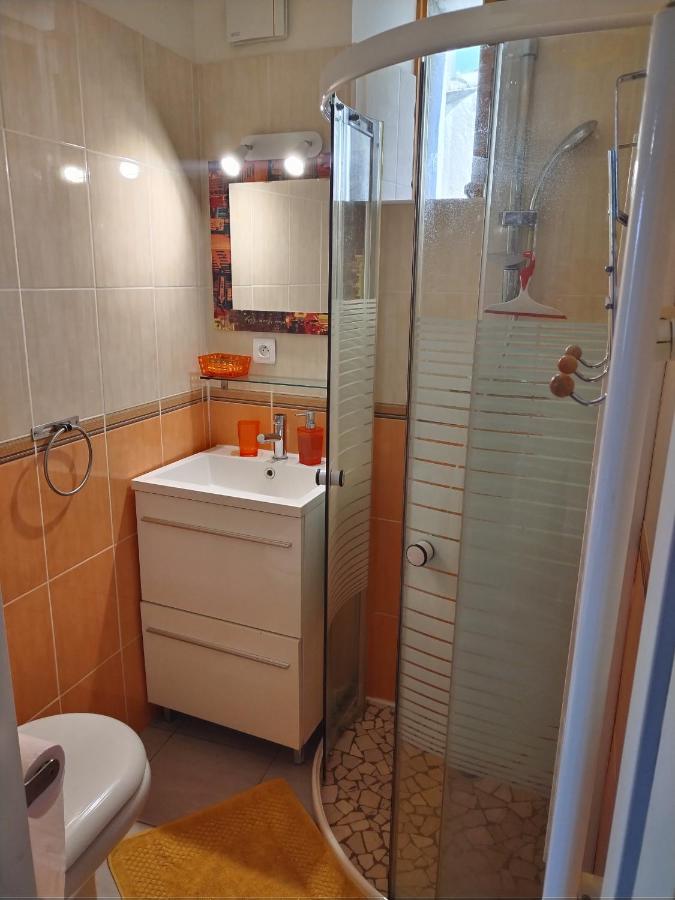Studio meublé et tout équipé - B&B Die