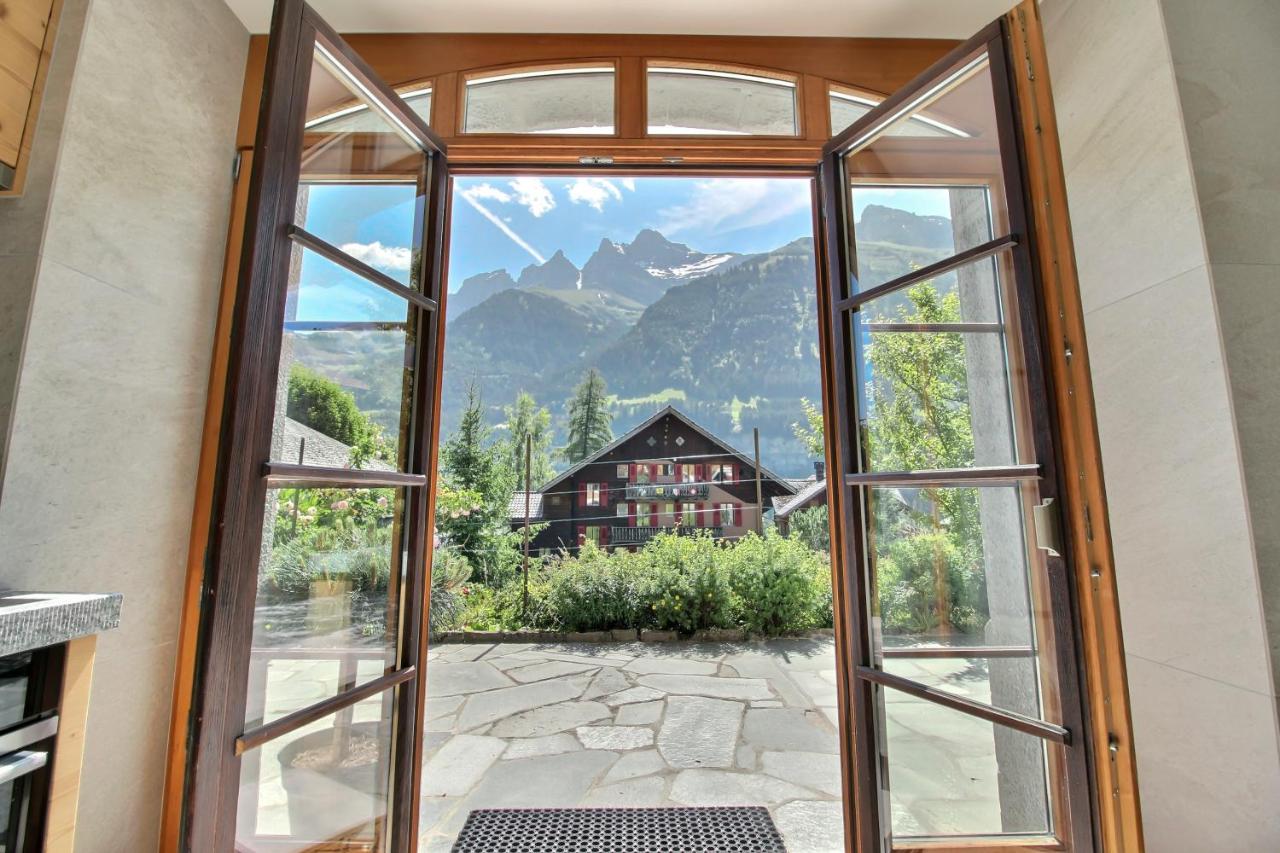 Chalet Eden, 4 Story Family Chalet - B&B Champéry