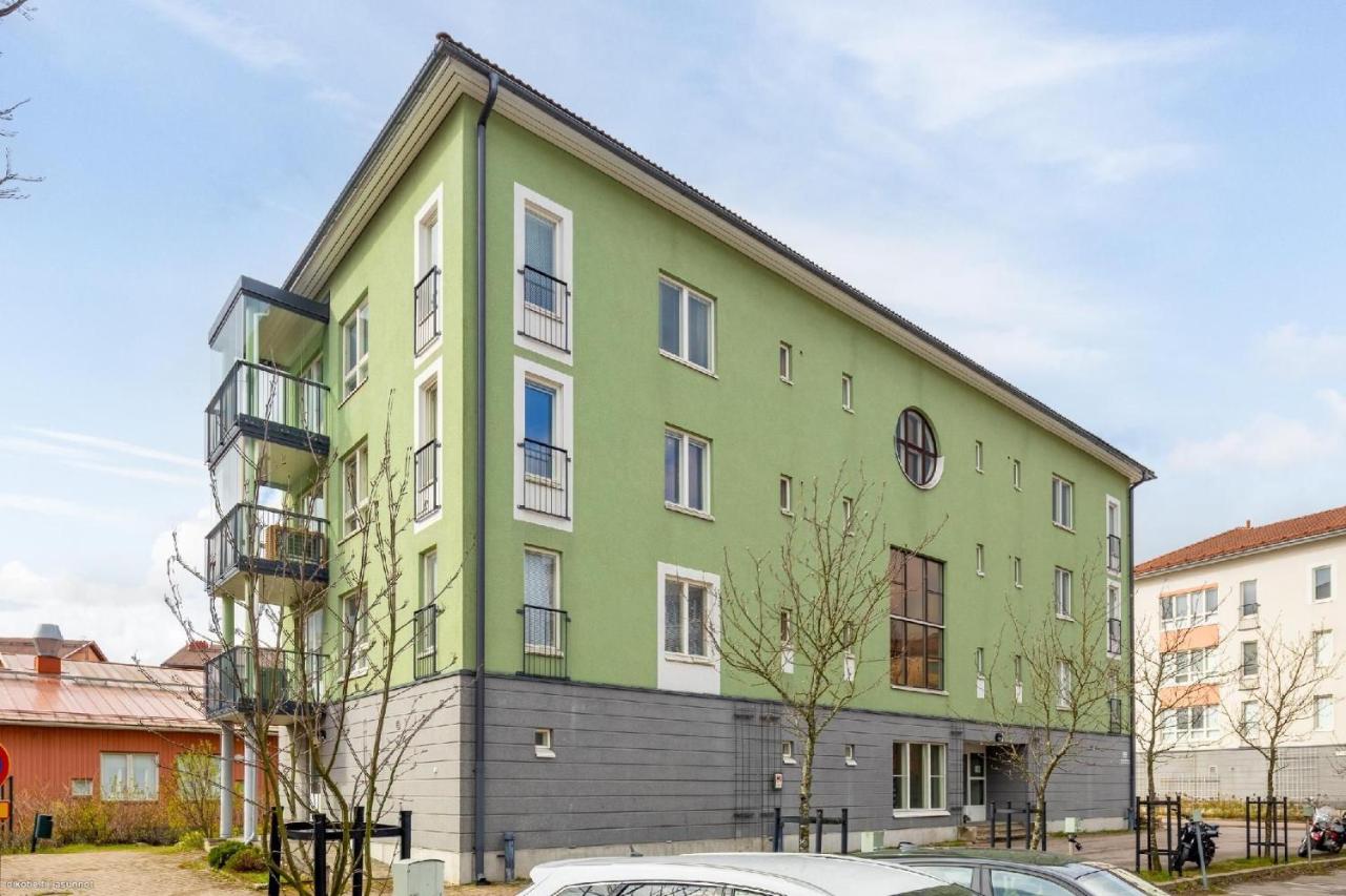 Bright apartment, airport 3km, private parking, sauna - Chambres d’hôtes Vantaa