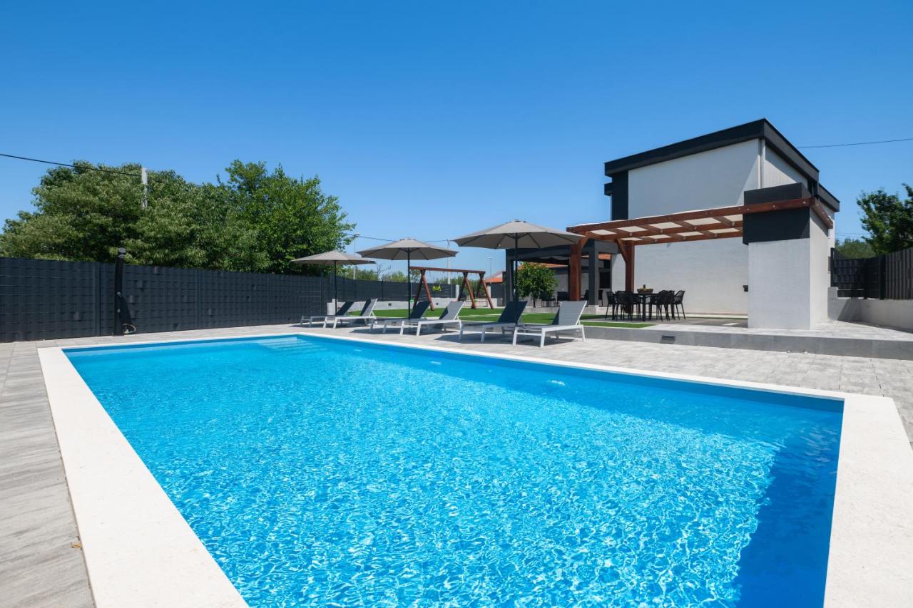 LUX VILLA DUJAM with a swimming pool near Zadar - Chambres d’hôtes Suhovare
