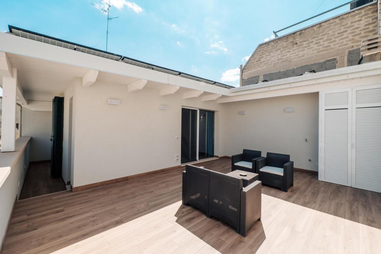 Habitación con cama extragrande y bañera de hidromasaje