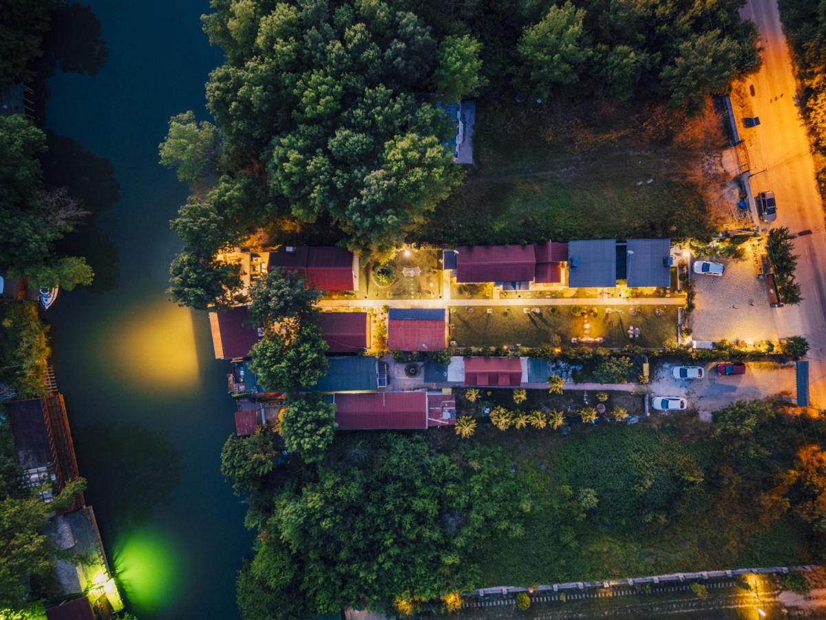 antik river house - B&B