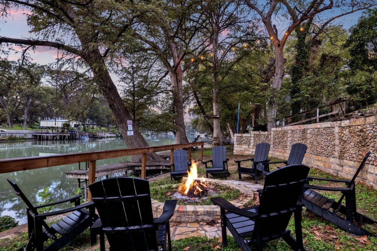 Luxury Lakefront Oasis with Boat Dock-Firepit - B&B