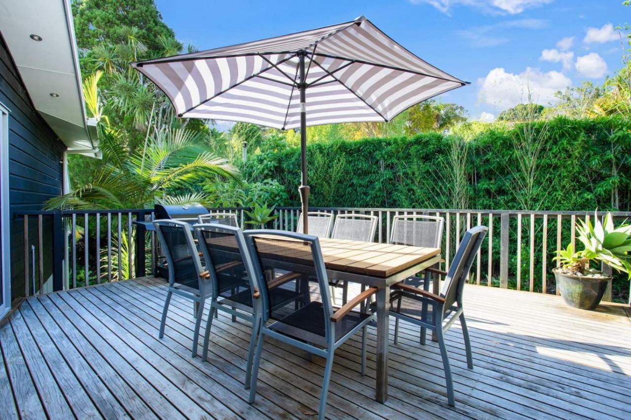 Coastal Retreat w Spa Pool just Steps to the Beach - B&B Auckland