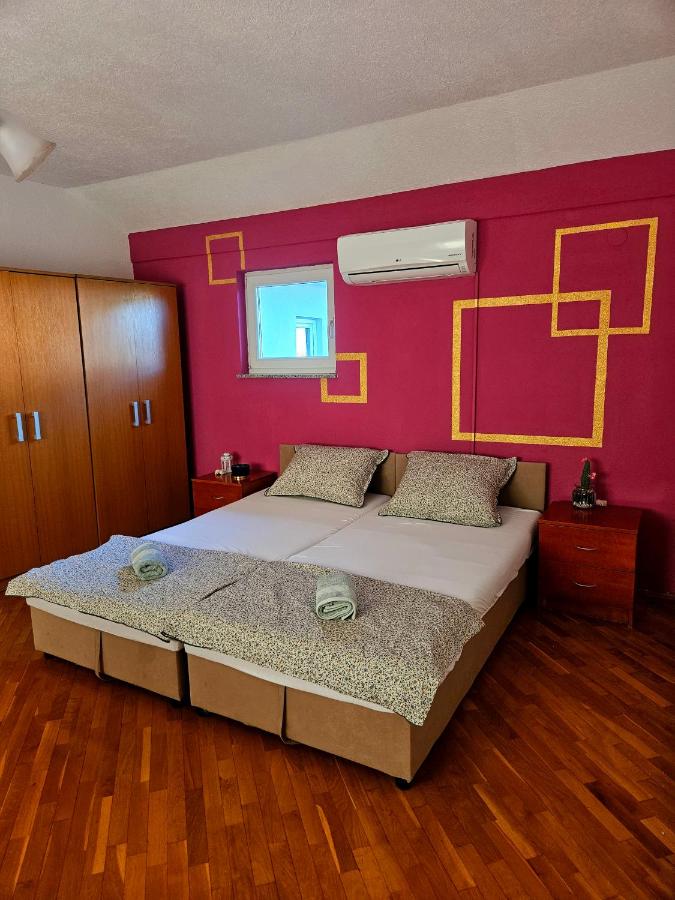 Cama individual en dormitorio mixto