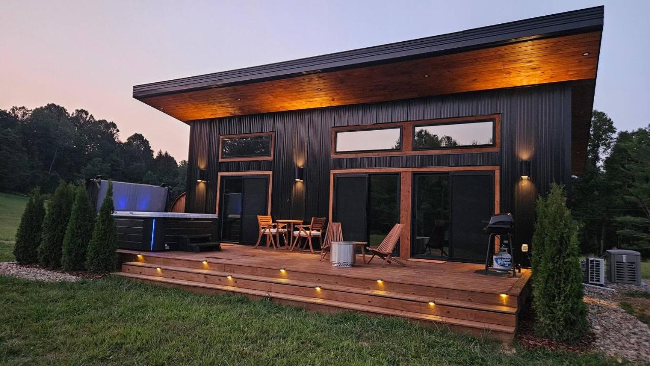 The Mysa - Couples Retreat, Luxe, Sauna, Hot tub - B&B