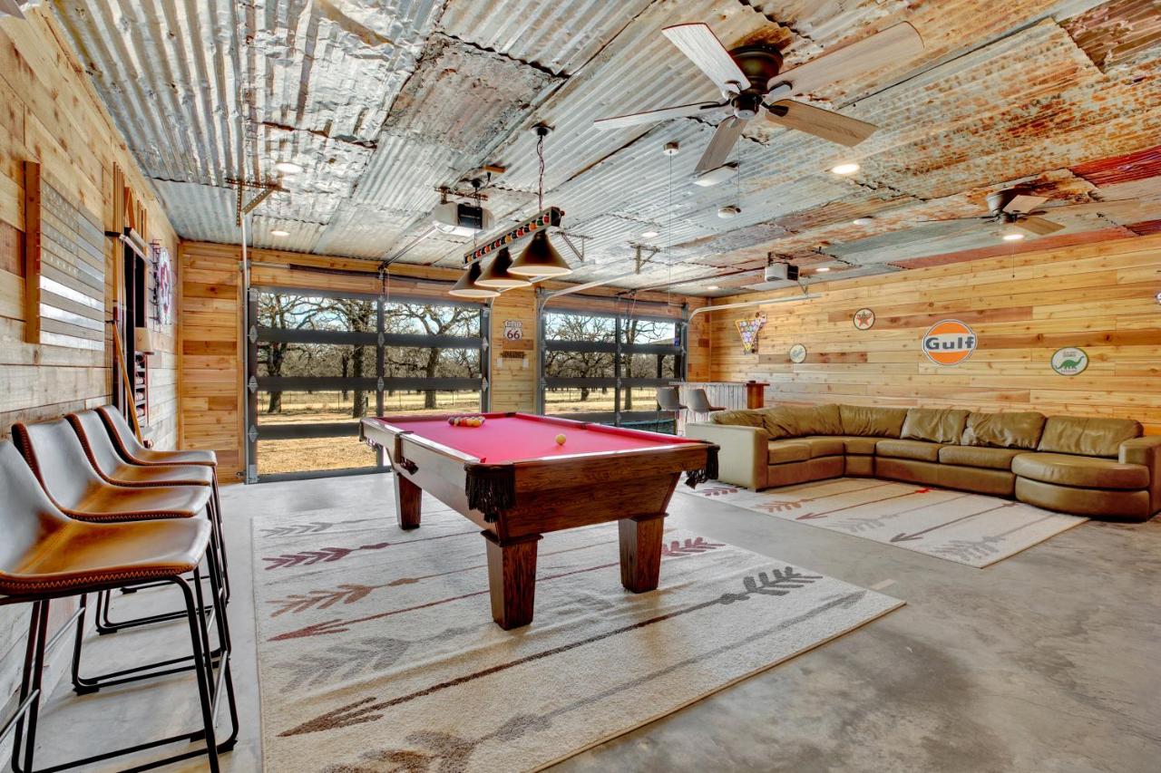 Shady Lane Lodge: Hot-Tub and Game Room Wheelchair Access - B&B Fredericksburg