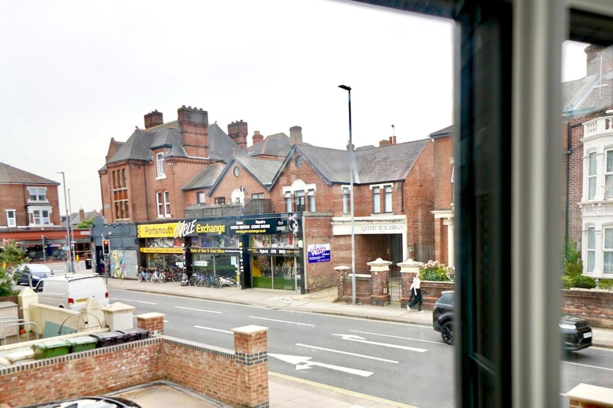 Large 1 Bed Apartment In Southsea Portsmouth - Sleeps 4 & Free Parking - Chambres d'hôtes Portsmouth