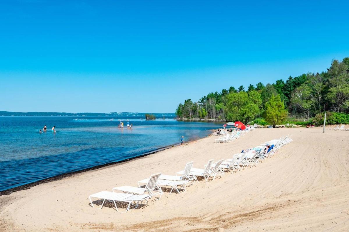 Gorgeous Grand Traverse Bay Beach Front Condo - Ferienwohnung Traverse City