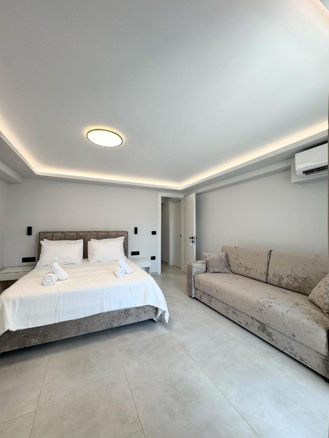 Deluxe Double Room with Side Sea View