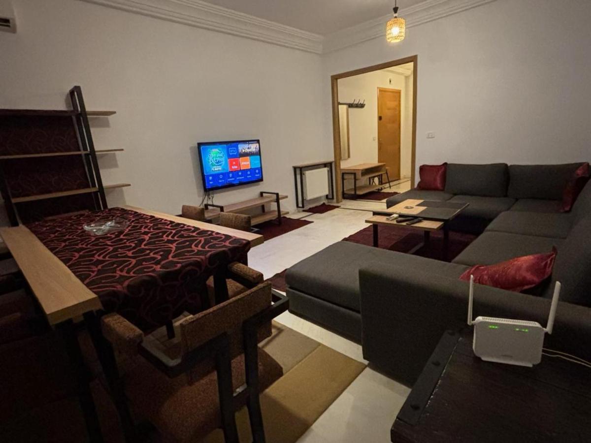 appartement chic et privé avec balcon proche de l'aéroport et du centre ville de Tunis - B&B El Aouina