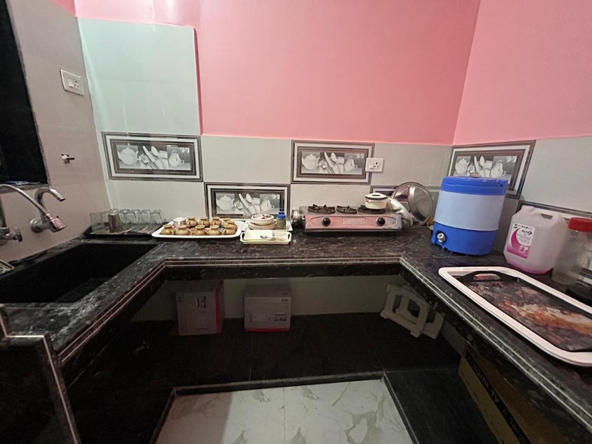Kusum Home stay Near Ram Mandir Gate 200 -300 Meter , Near Hanuman gari Mandir, Jain mandir , railway station Goverment hosiptal , launch , Breakfast available, Free pick up Ayodhya dham railway station , airport pickup ,Ayodhya cant pickup - B&B