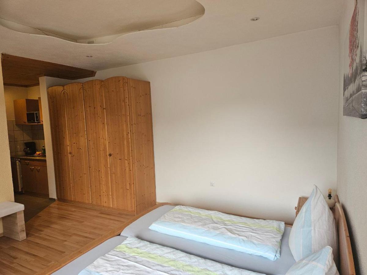 Doppel-/Zweibettzimmer mit Dusche
