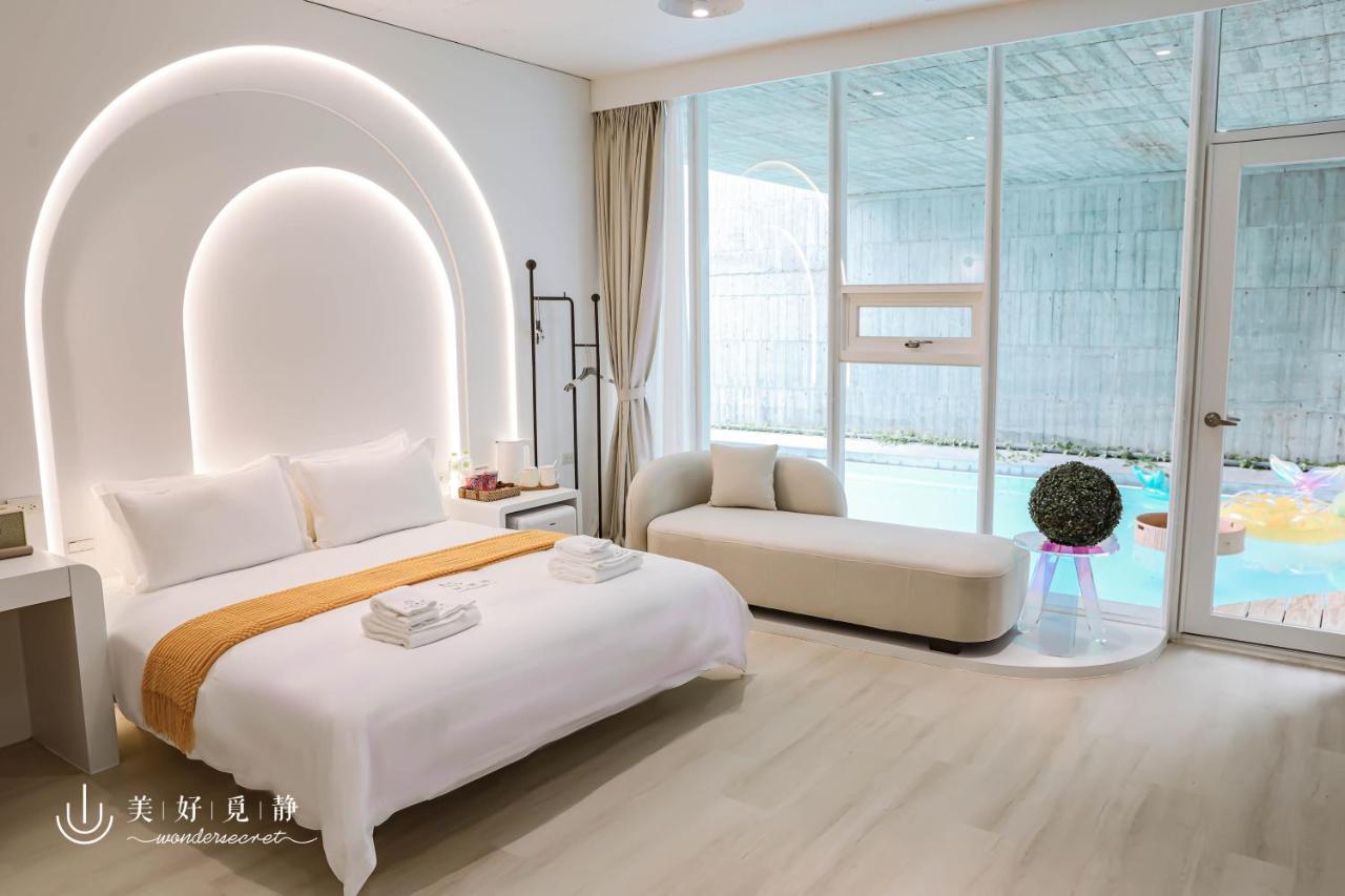 Zimmer mit Queensize-Bett und Poolblick