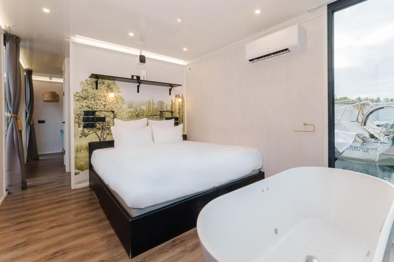 Floating Suite King-Size Bed – Rooftop Spa Bath
