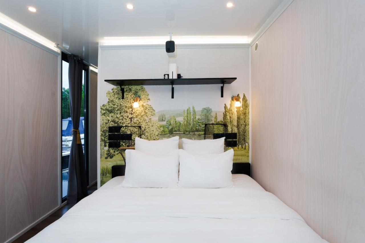 Floating Suite King-Size Bed – Rooftop Spa Bath