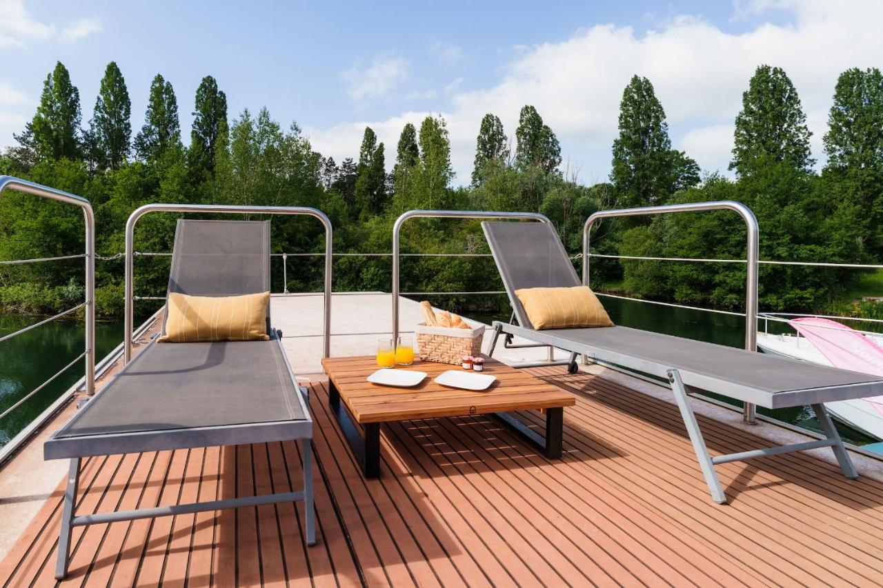 Floating Suite King-Size Bed – Rooftop Spa Bath 