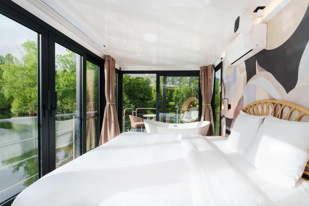 Panoramic Floating Suite King-Size Bed – Spa Bath