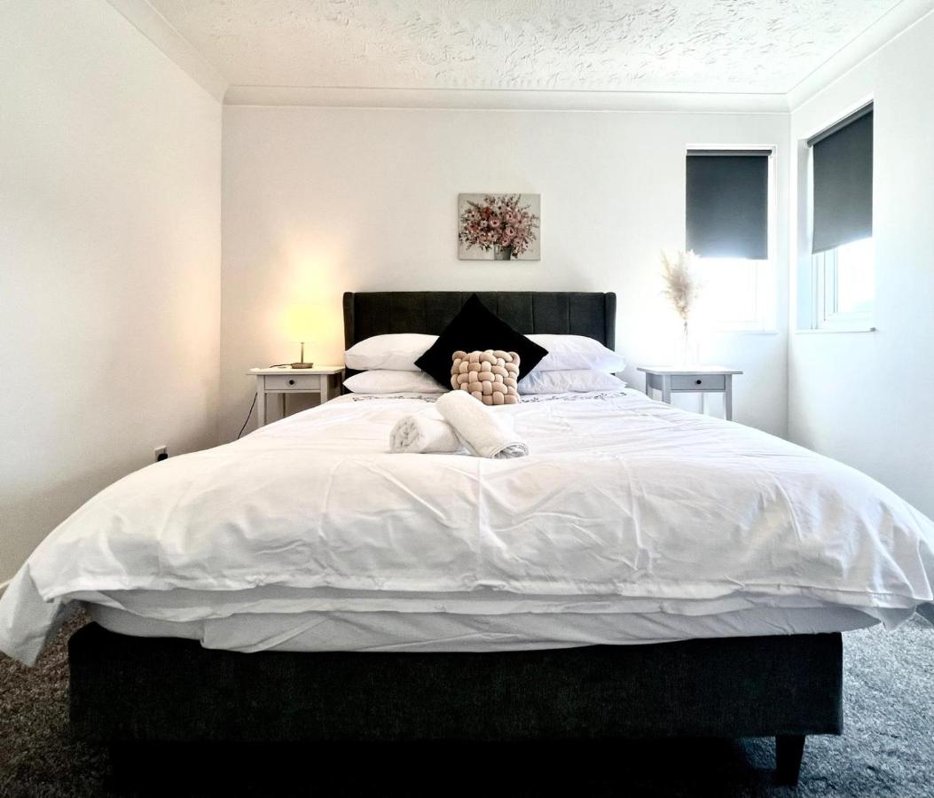 Habitación con cama extragrande.