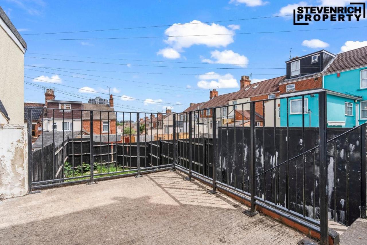 Group Stays Spacious House with Parking, sleeps 6 - B&B Swindon