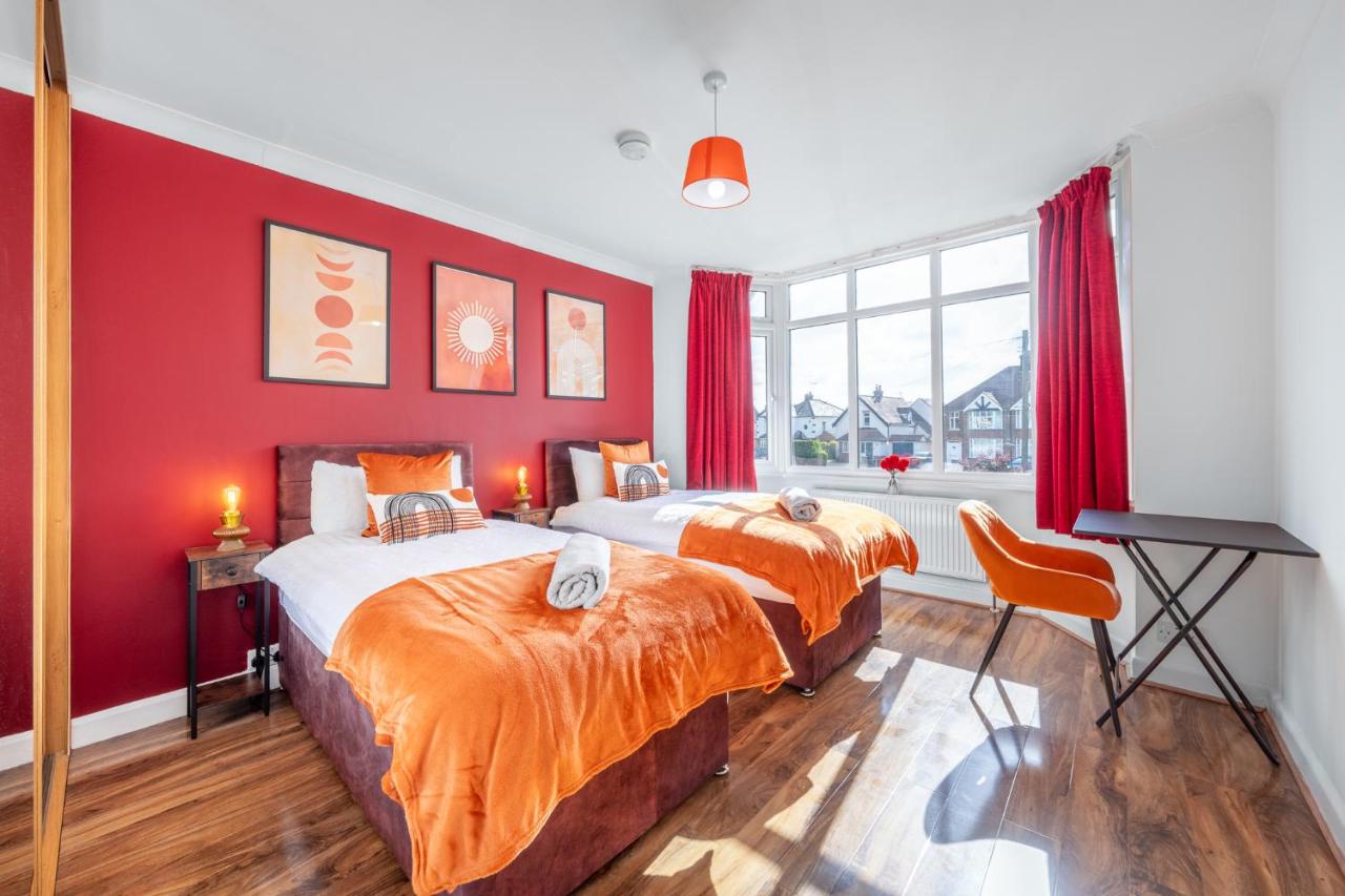 Free parking - 6 Bedroom Home - B&B