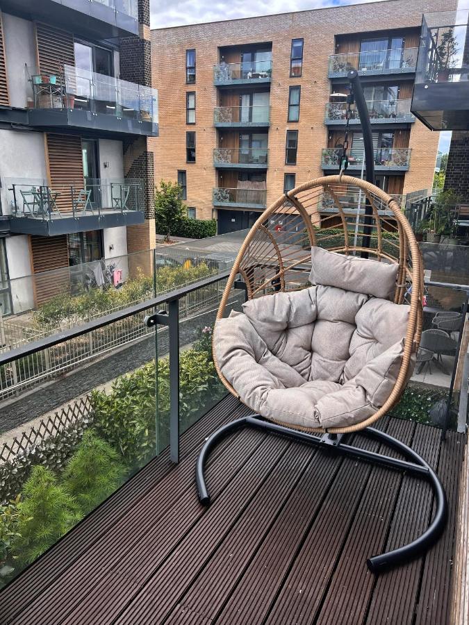 Bright Modern London 2-Bed Apartment with 2-Bath & Balcony View - B&B Londra