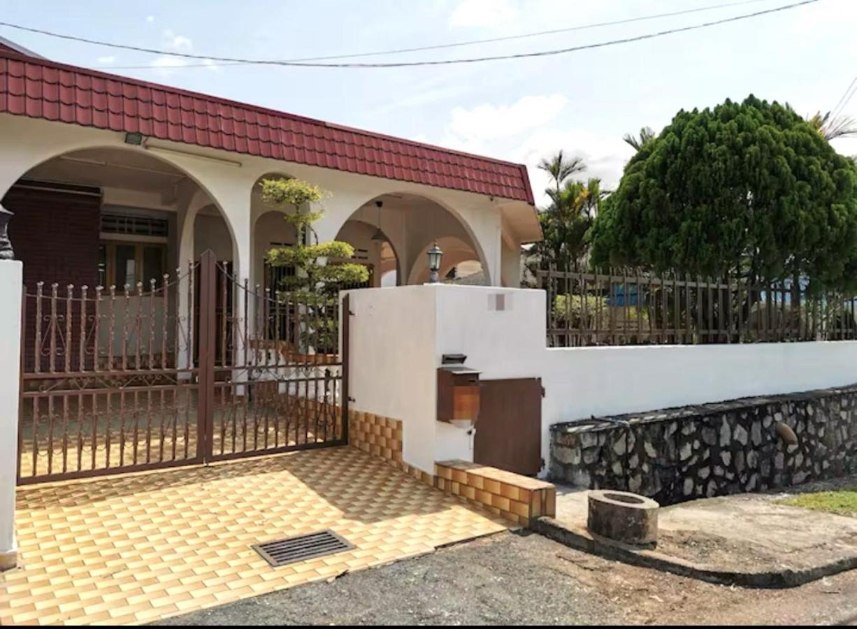 Spacious Seremban Retreat Home with Wi-fi & TV Box - B&B