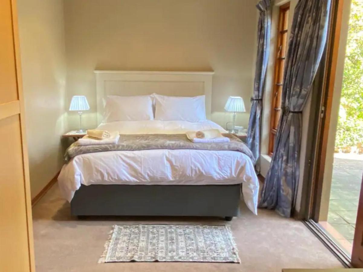 Habitación con cama grande y vistas al jardín
