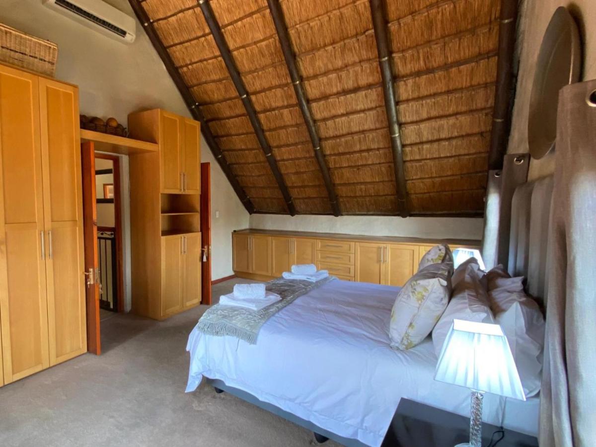 Habitación con cama grande y balcón