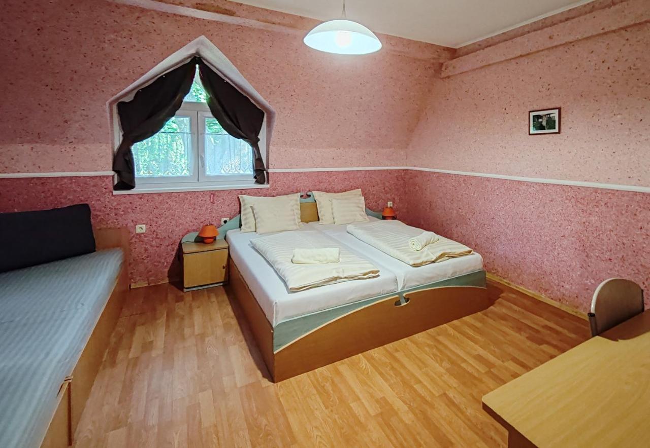 Dreibettzimmer mit Gartenblick