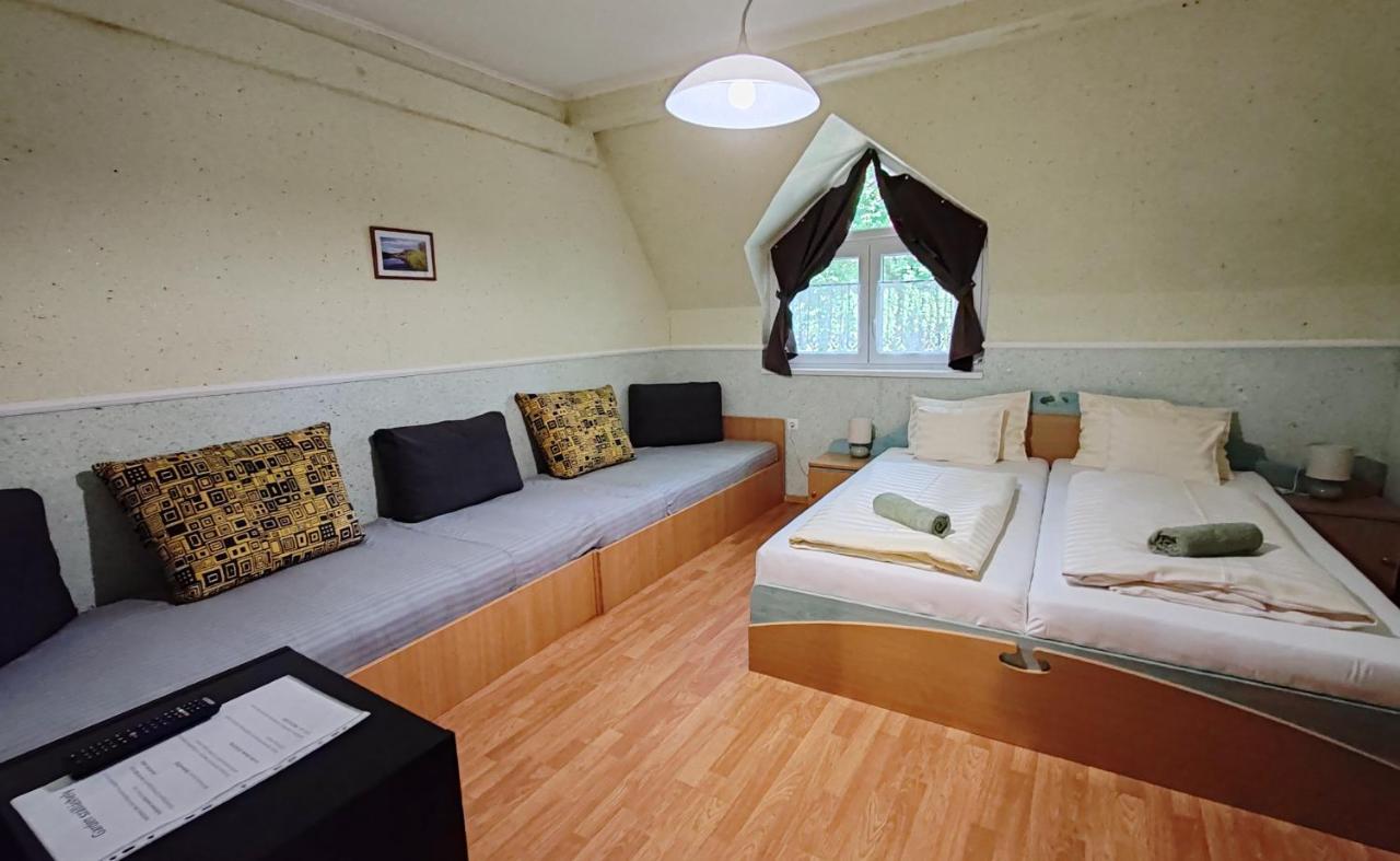 Vierbettzimmer mit Dusche
