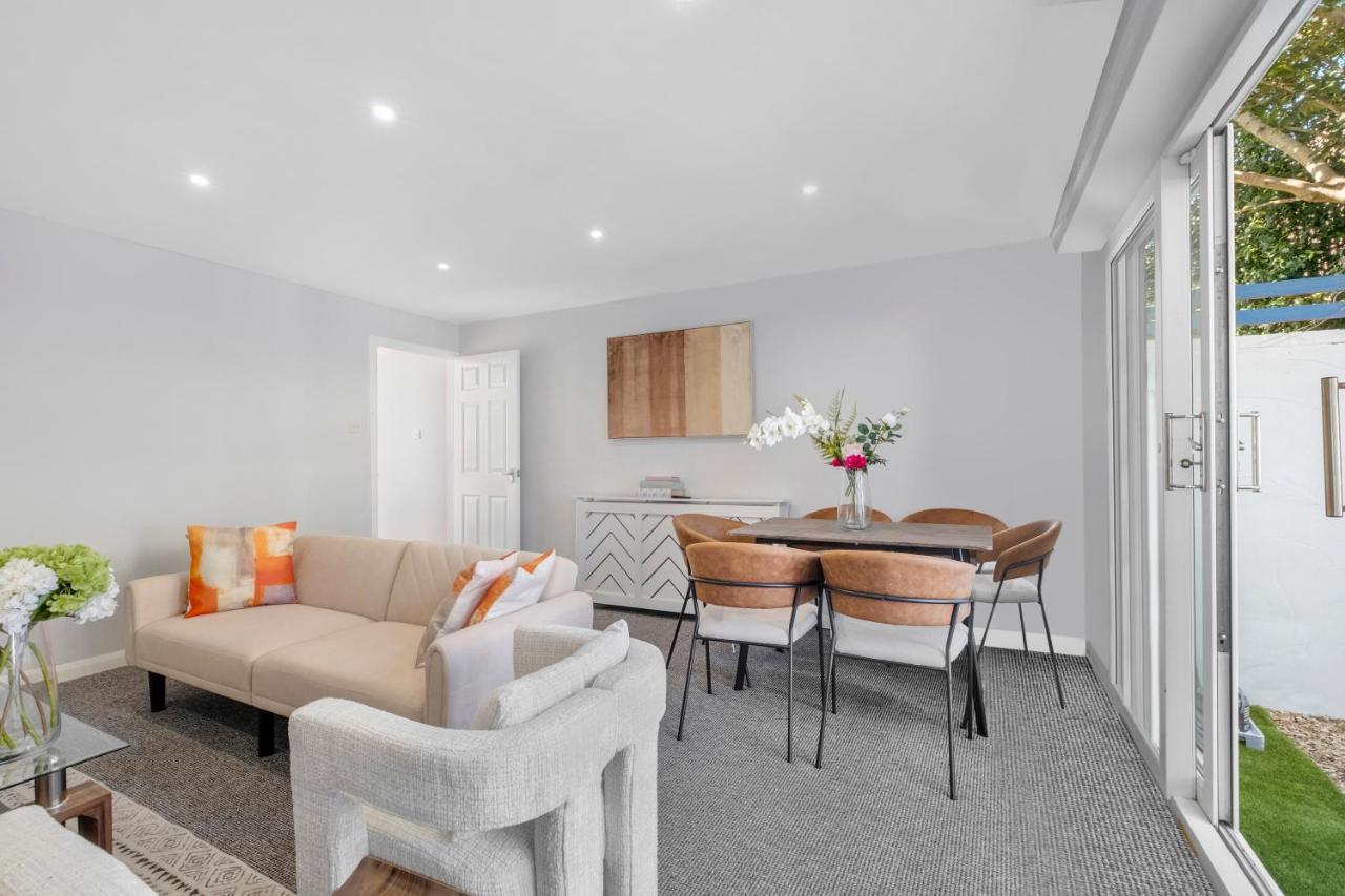 Annika - 7 minutes walk to Victorious, 2 free parking, 3 bedroom house, Sleeps 1- 7 Comfortably, Driveway, Beach inspired Cozy Garden - B&B