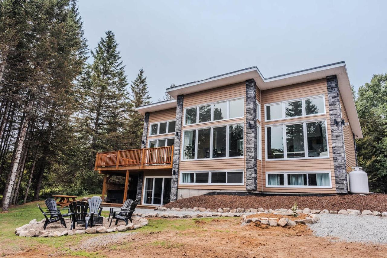 Modern Waterfront Cottage on the Rouge River & Spa - B&B