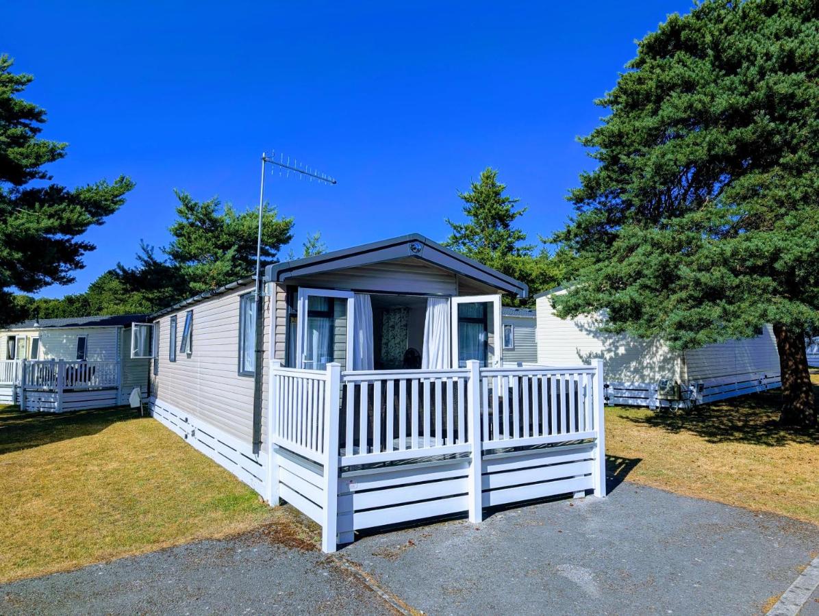 Luxury Modern Family Lodge with Pools, Linen & Activity Pass in Award-Winning Holiday Park - B&B Ferndown