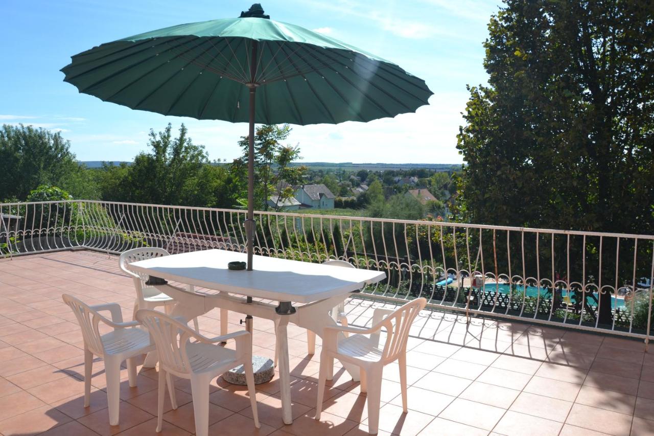 Apartment with Pool View
