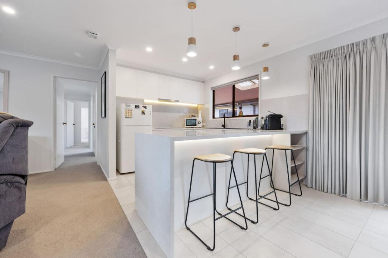 Inverloch Dual Retreat with Spa Bath 400m to Beach - Chambres d’hôtes Inverloch