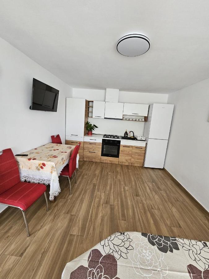 White Apartment Peștera Urșilor - B&B