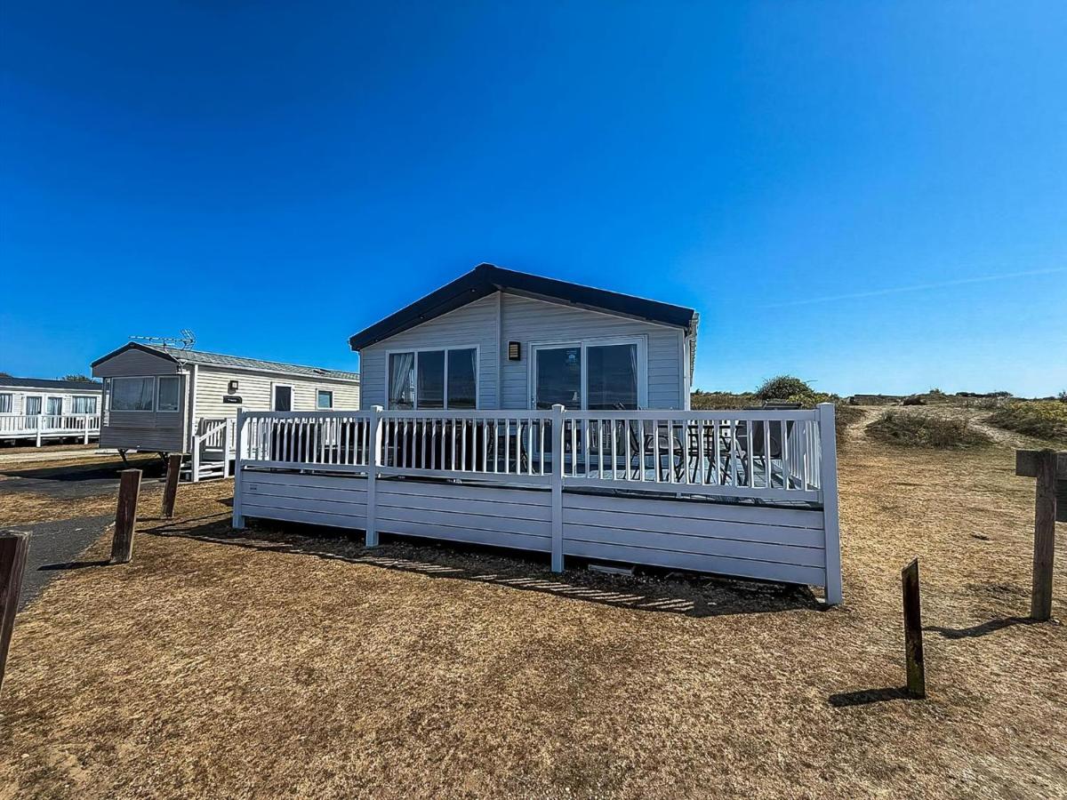 Beautiful 8 Berth Lodge For Hire At Kessingland Beach In Suffolk Ref 90012Td - B&B