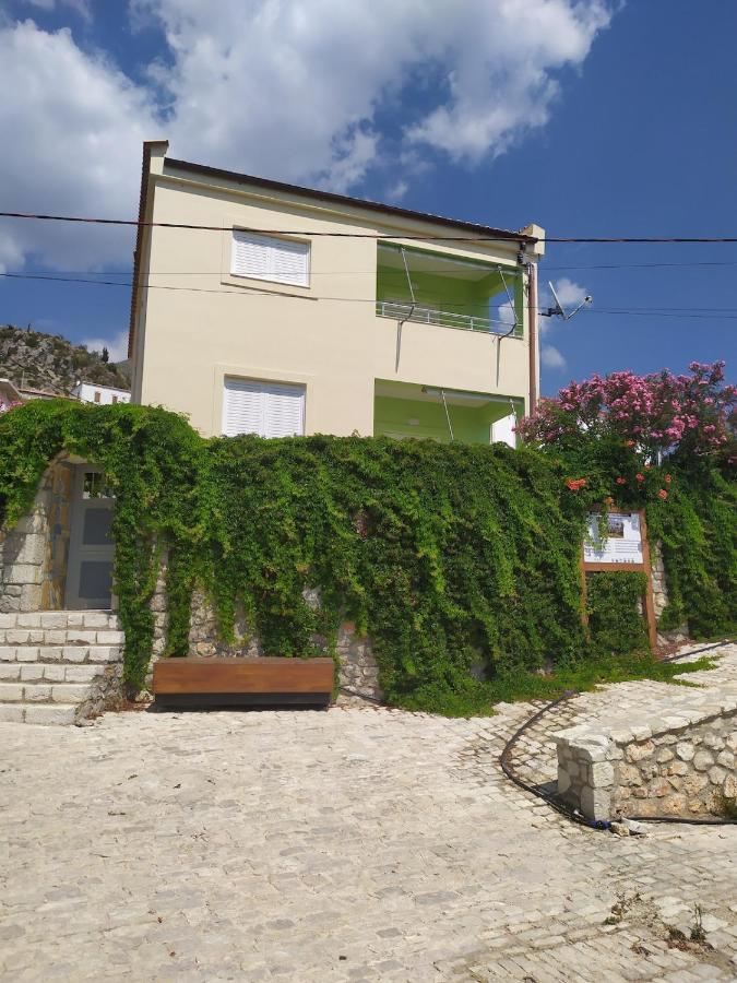 Fofo's Guesthouse - Bed and Breakfast Dhërmi