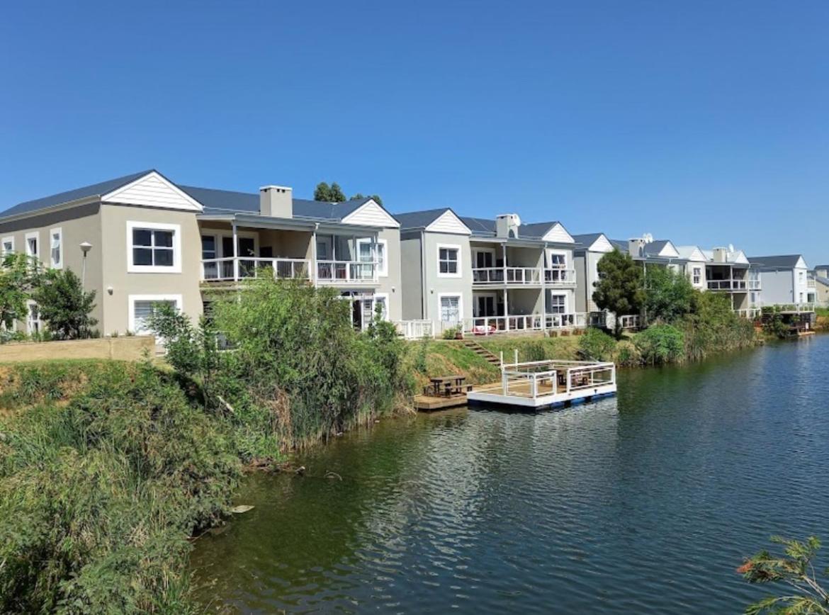 BKM Lake View Retreat at Leisure Bay Estate - Bed and Breakfast Pretoria
