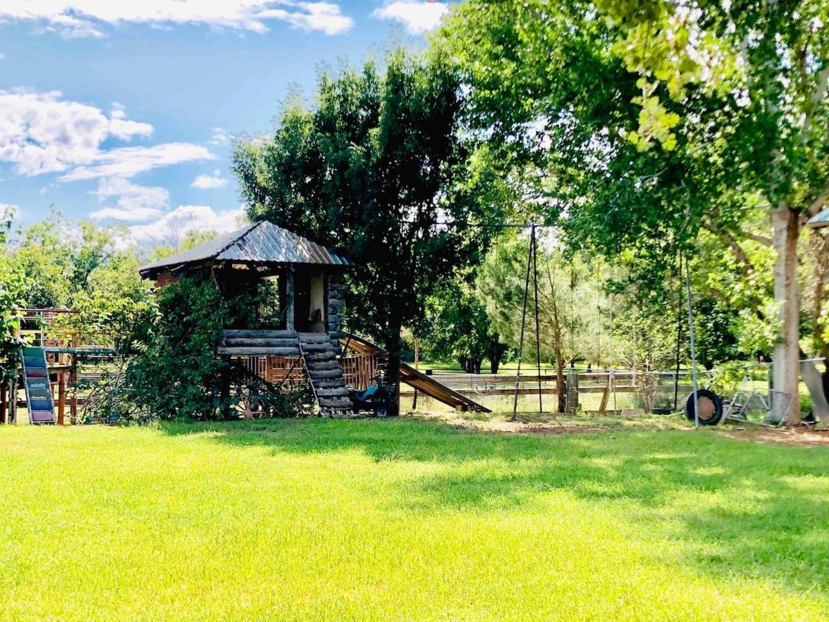 Verde Valley Ranch Main House, Spacious 4BR, Sleeps 8, Near Jerome - Chambres d’hôtes Cottonwood